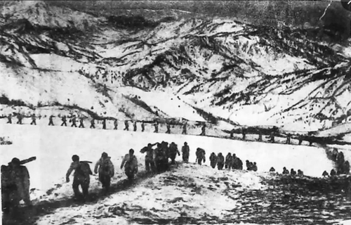 曹宠的战地摄影作品：志愿军战士在雪地里行军